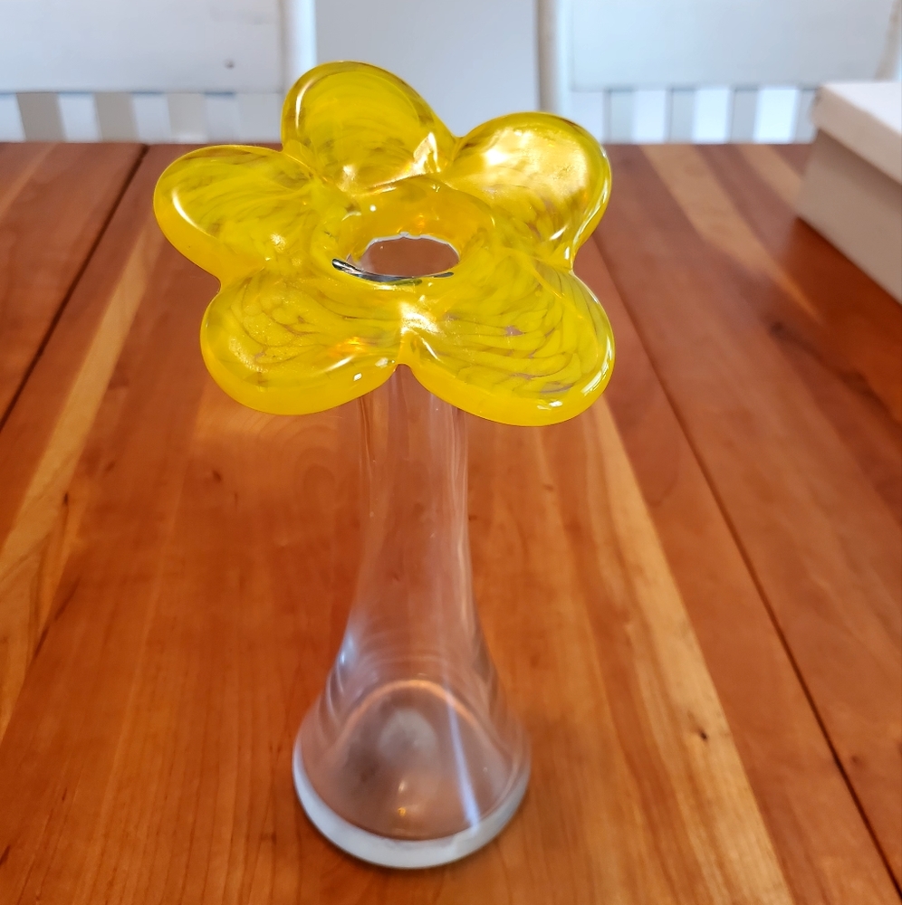 Bud vase with quirky flower design